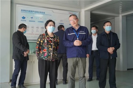 广西自治区政协副主席磨长英带队来到必赢集团bwin钦州产业基地调研